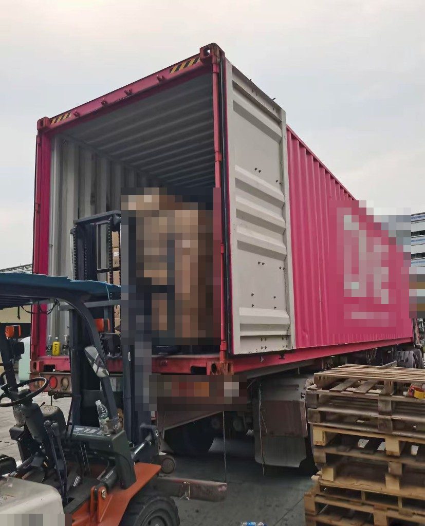 Loading supervision of palletized cargo into a container in China